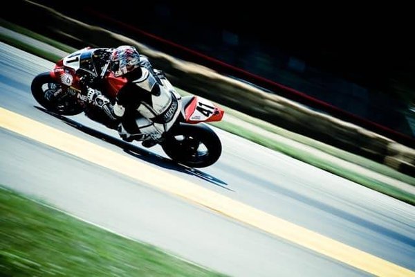 Les secrets de la réussite dans la course de côte de moto : techniques et préparations